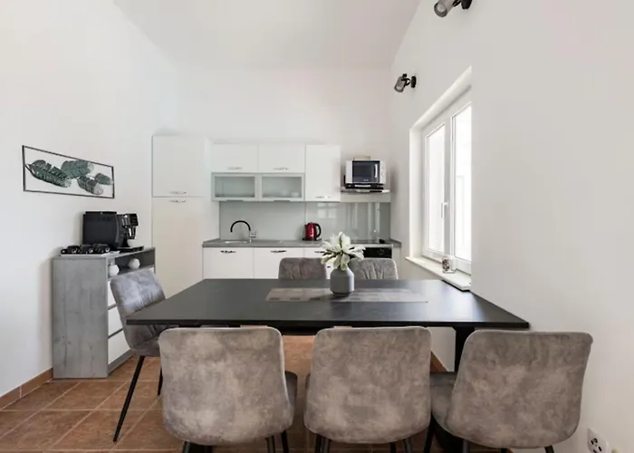 Villa Luxury Villa, 40 Sqm Heated Private Pool, Gym, Seaview, 200m To Beach, 7 Bedrooms Trogir